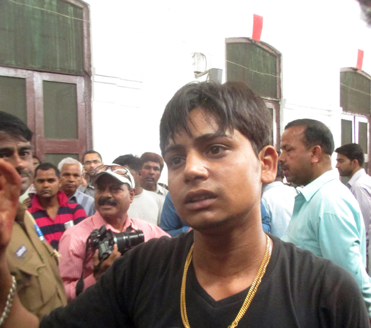 one person dead and twelve injured in clash between two groups in train