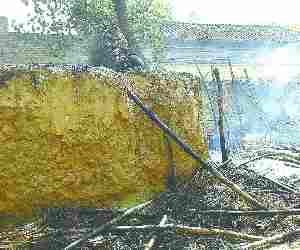 Fire destroys six houses