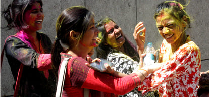 Holi changed the trend in the capital, is by slight color ceremony