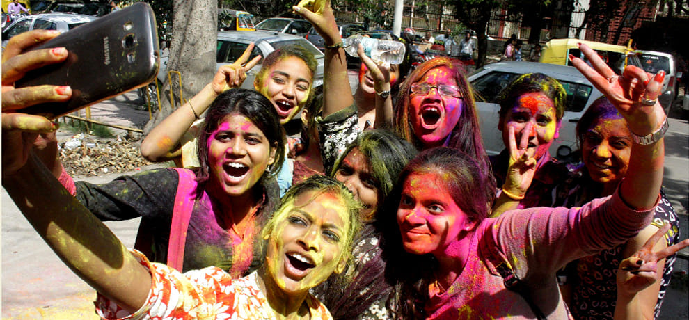Holi changed the trend in the capital, is by slight color ceremony