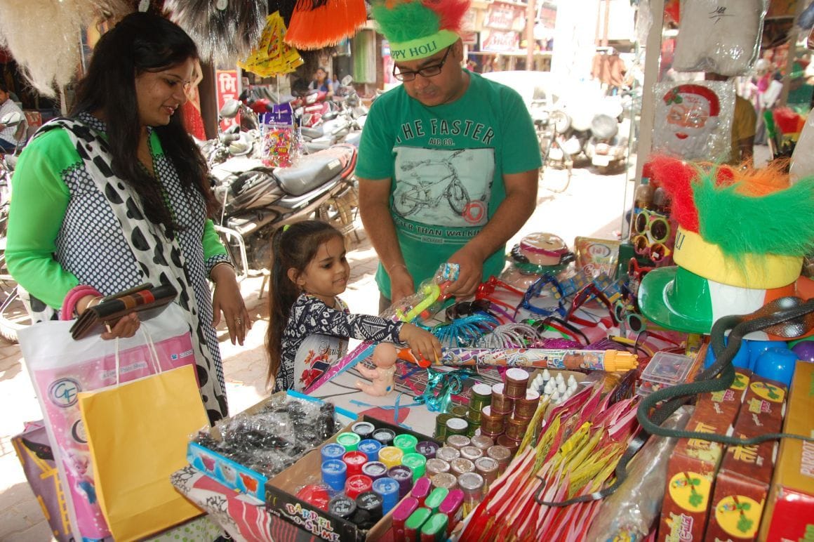 Holly scattered charm of the market, fast purchases