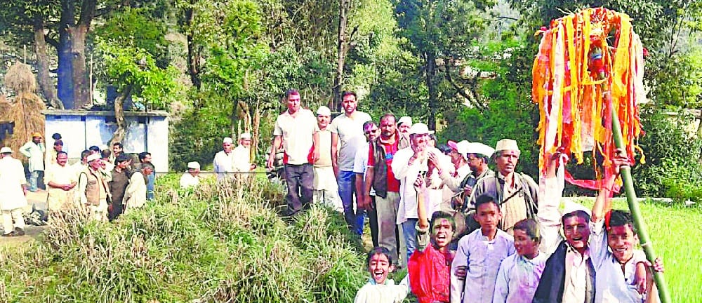 Holly songs from the heart of the village, the town sarobara