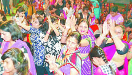 Hymns, faithful, immersed in the fun of Bhangra