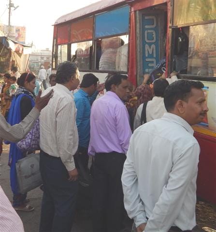 Drew crowds roadways buses , passenger upset