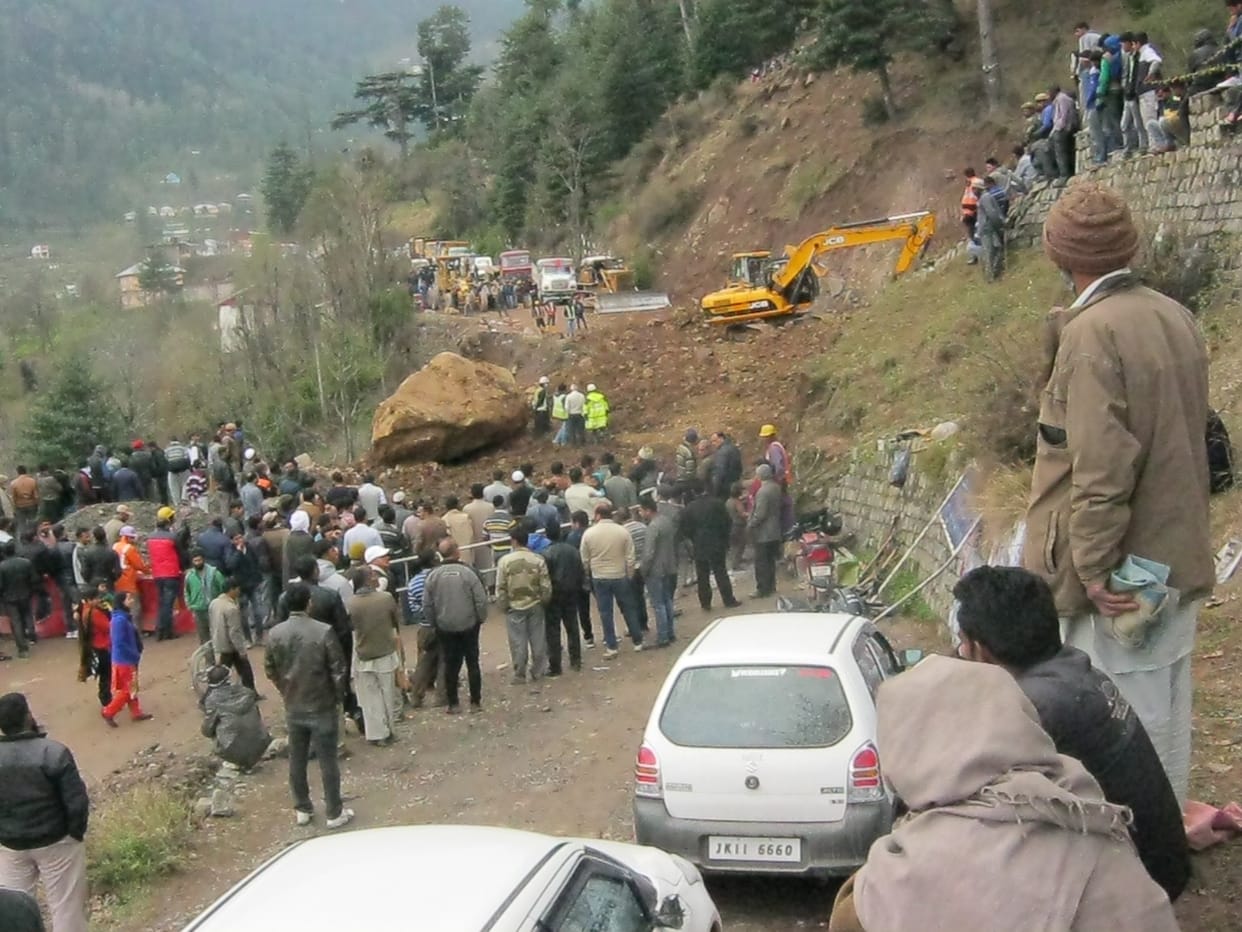 jammu-srinagar highway repone for one way traffic