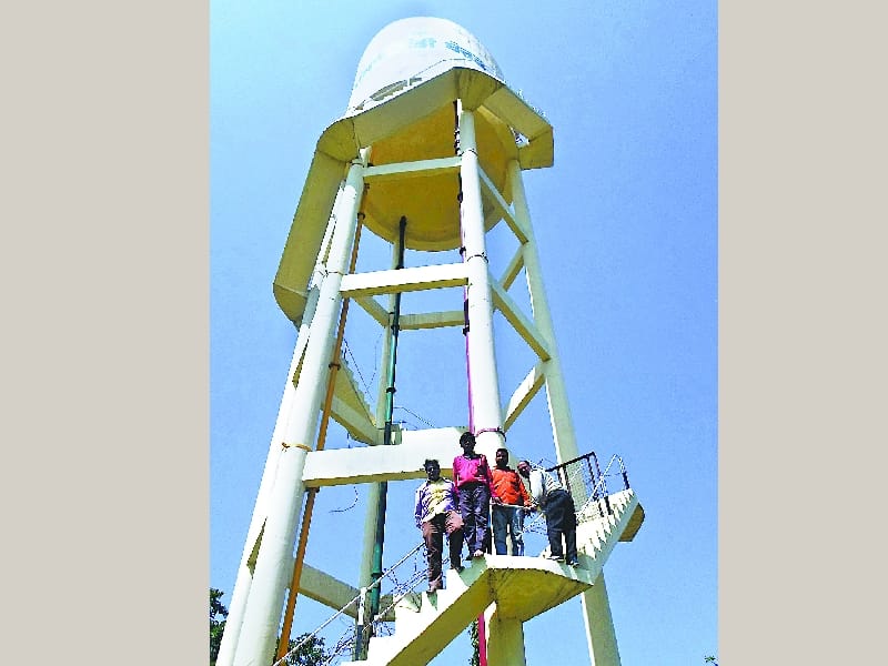shopkeeper's protest, four shopkeepers mounted on fuel tank, Kotkpura, Faridkot, Jalandhar