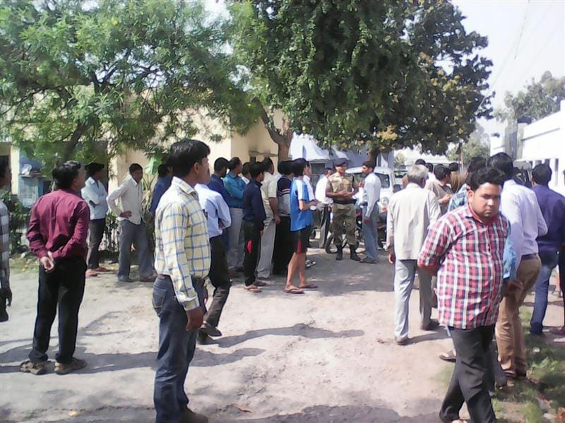 Miscreants looted the family hostage