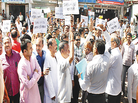 Congressmen and women jewelers shown black flags
