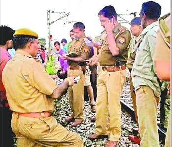 The woman Suicide with their two children jumping in front of train