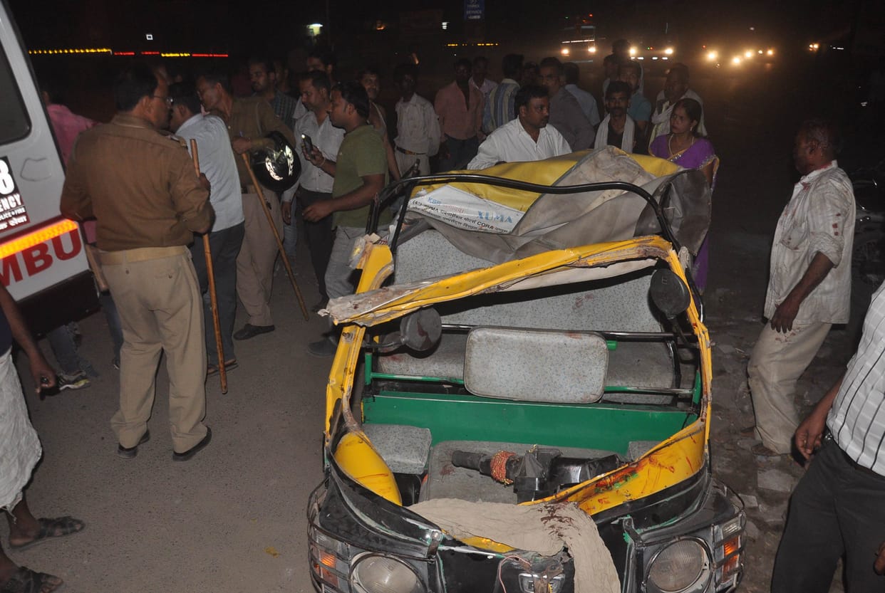 Road accident in the Three killed, 19 injured
