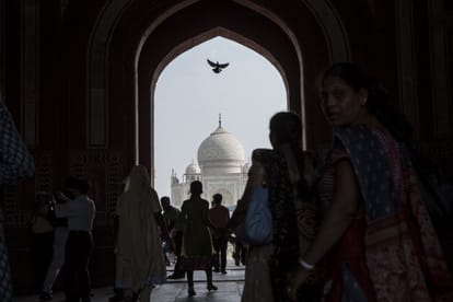 tour and travel management and career as tourist guide