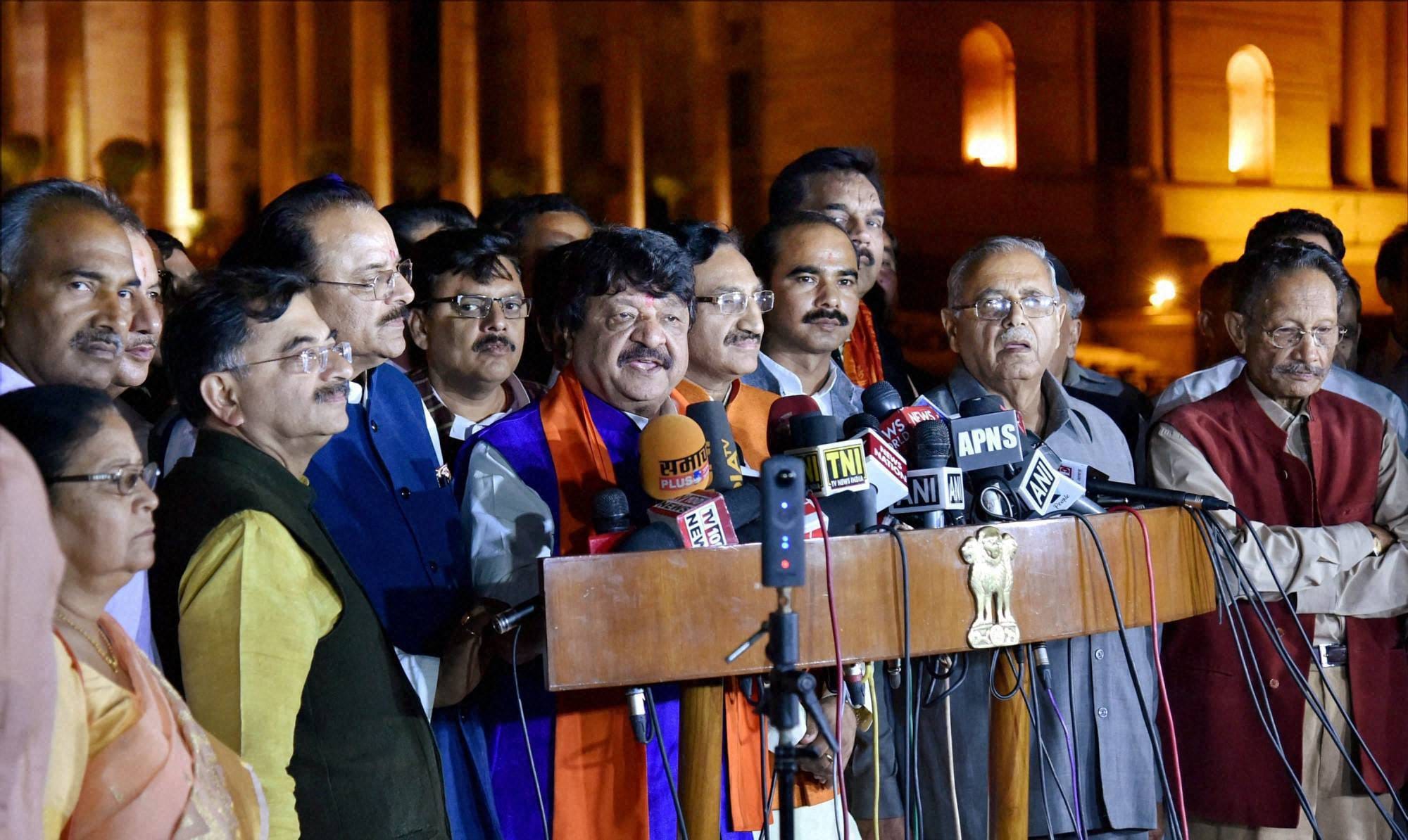 BJP and congress leader met president pranab mukherjee on uttarakhand crisis.
