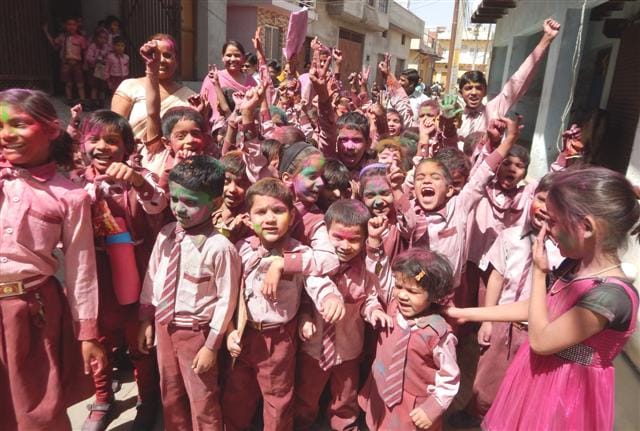 20 thousand kg Tesu play Holi with flowers