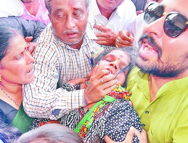 prople on road against kidnapping
