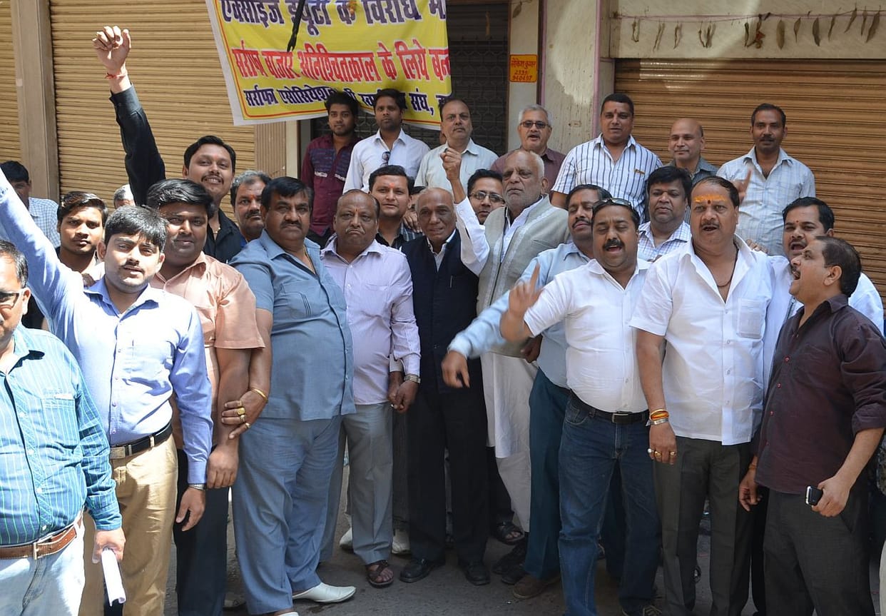 traders not celebrate Holi.