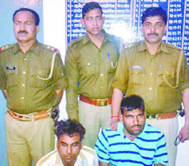 Two robbers boarded the police handle