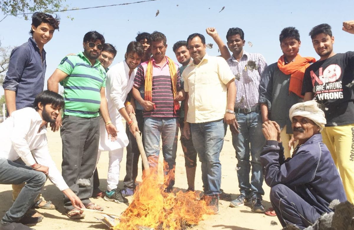 BJYM by Shashi Tharoor's effigy