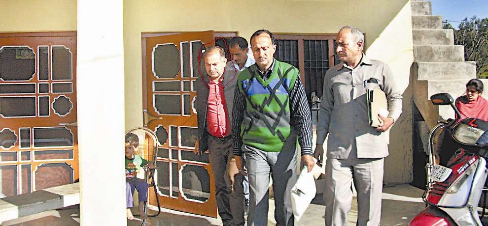 excise inspector caught red handed accepting bribe