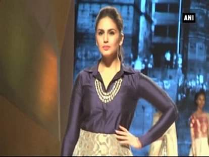  Celebs add glitter to Manish Malhotra's show for cancer patients