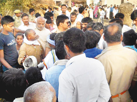 18 house in Fatehpur ashes, burnt alive women