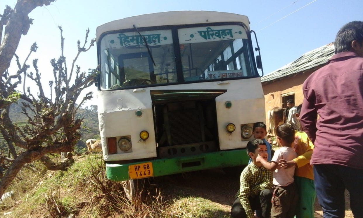 hrtc bus stuck in road