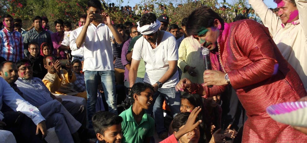 Holi celebration at campus, Manoj Tiwari sing jiye ho jnu ke lala