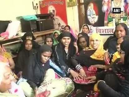 Muslim women play Holi in Varanasi