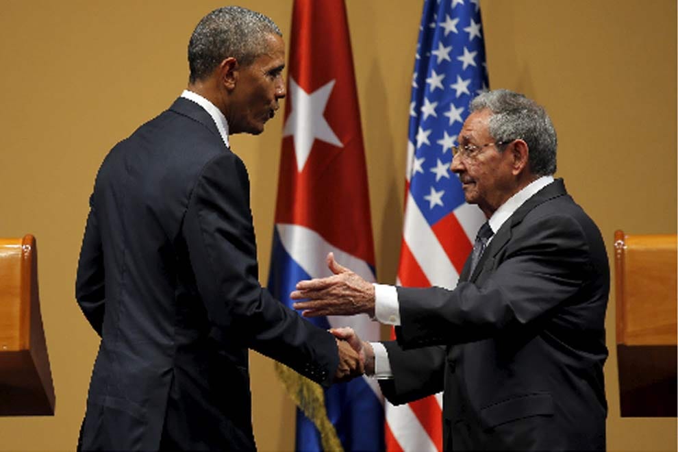 Obama discusses peace with Castro 