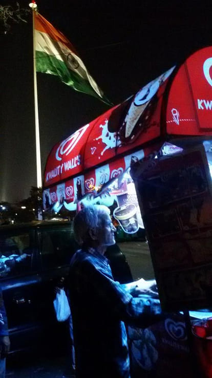 struggle of an ice cream seller in delhi