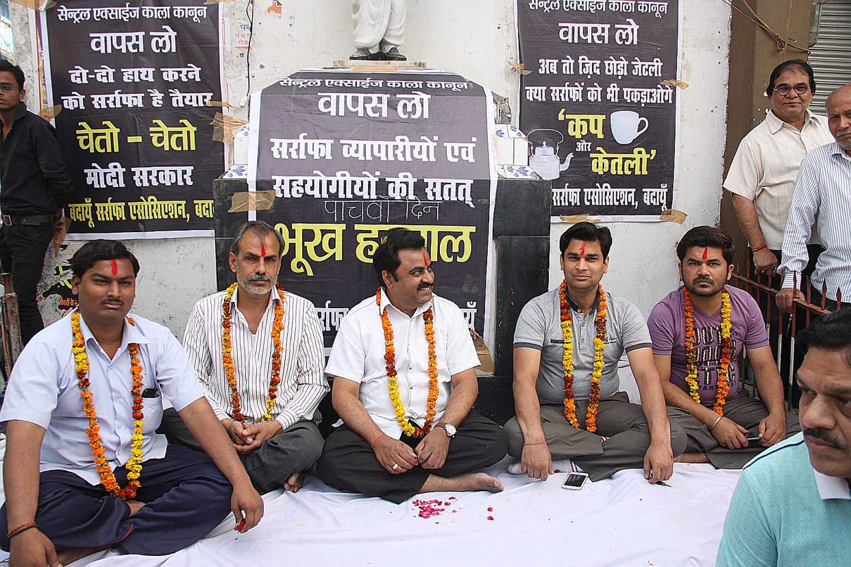 Bullion traders continue relay hunger strike