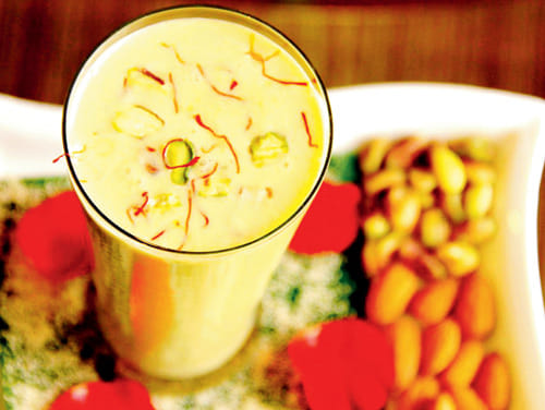 The scent of flowers will Thandai, fruit sweetness