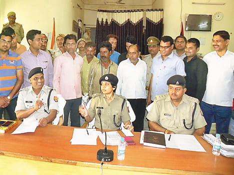 Seven members of the police gang thugs climbed handle