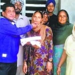 गांव निहोलका में हरजीत सिंह तुली की भारत की हॉकी टीम ने चुने जाने पर उसकी मां का मुंह मीठा करवाते हुए अमृतपाल