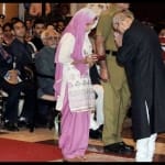शहीद की पत्नी स्नेहलता को कीर्ति चक्र प्रदान करते राष्ट्रपति प्रणब मुखर्जी।
