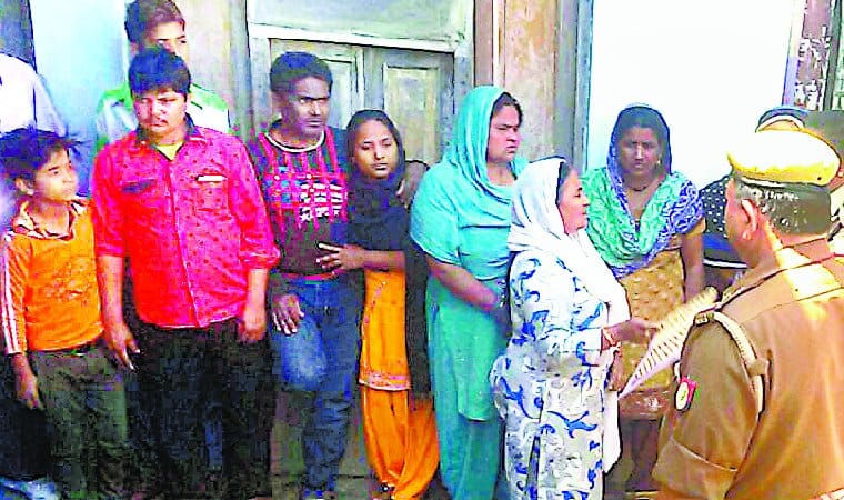Monkeys drove the girl fell from the roof , death