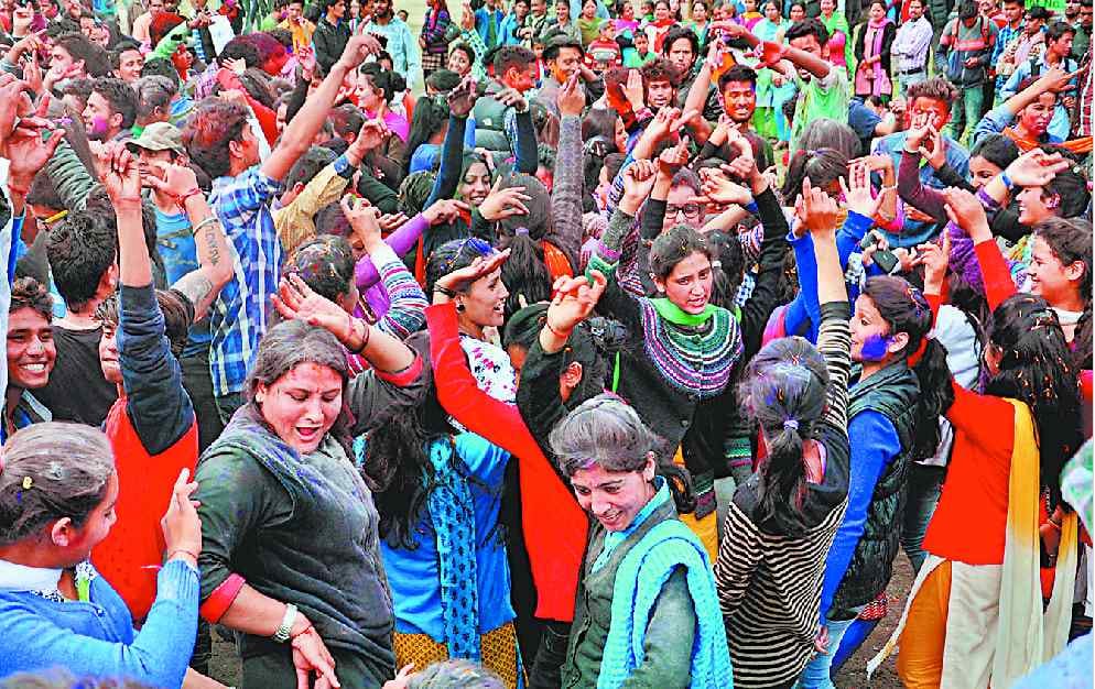 people celebrated holi at kullu