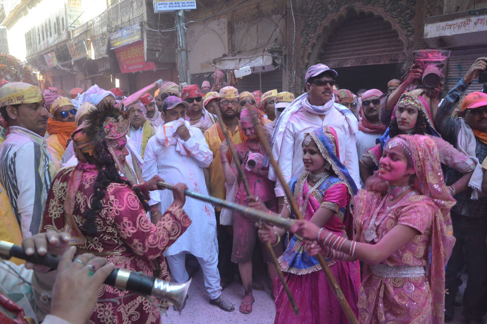 हुरियारिनों की लाठी, हुरियारों की ढाल देख योगी होंगे  निहाल
