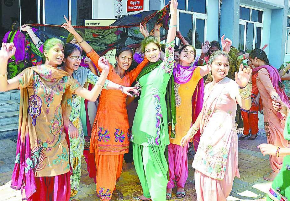 Holi, Holi in Sirsa, Festival, Sirsa News, Hindi News, Students, Sirsa