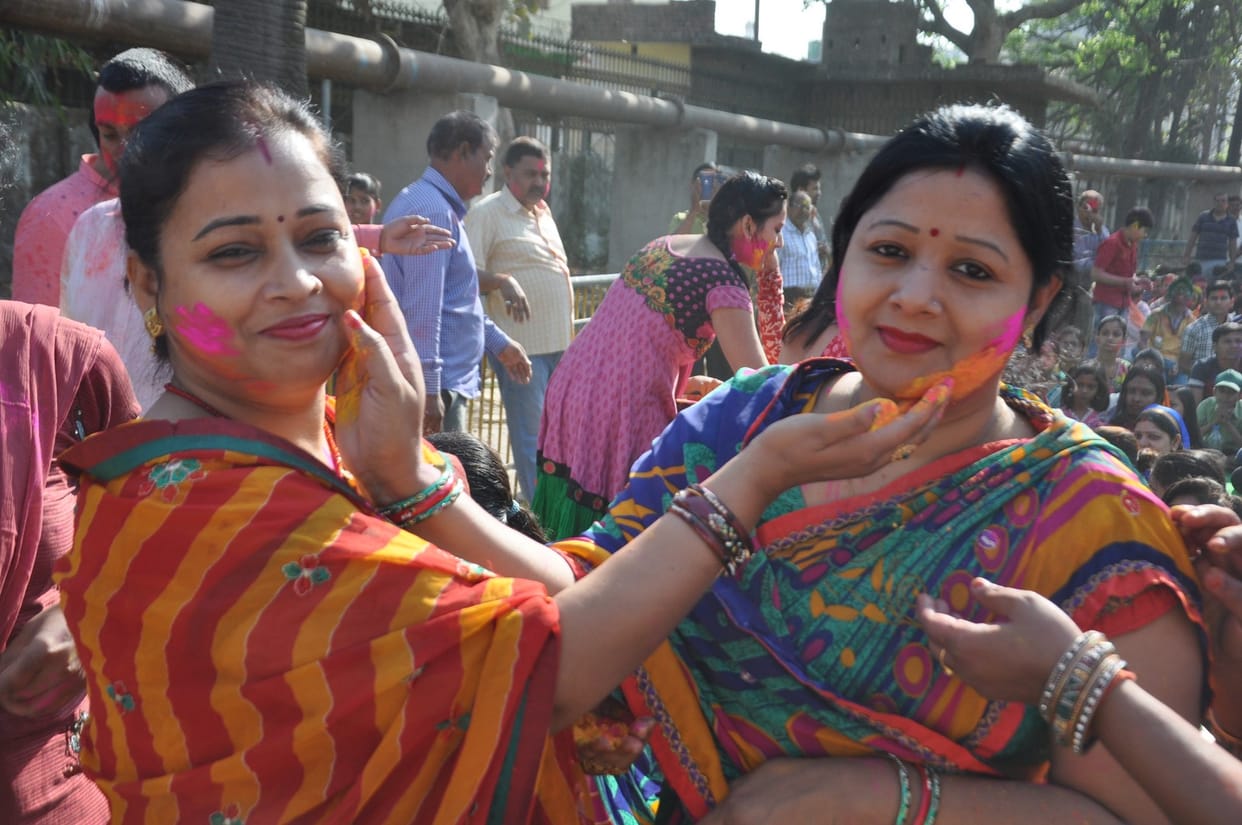 barsenge holo holi fly reverberates kabira