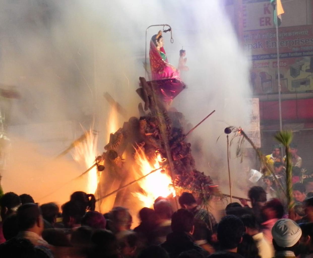 Holi Re Holi colors flew, hit the red syringe ..