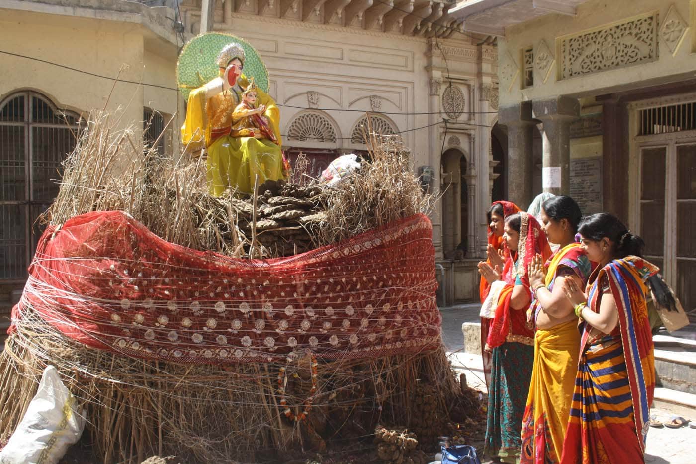 know religious importance of holika fire and science connection