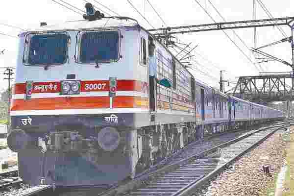 Intermittent reached Delhi 'moving', two hours late