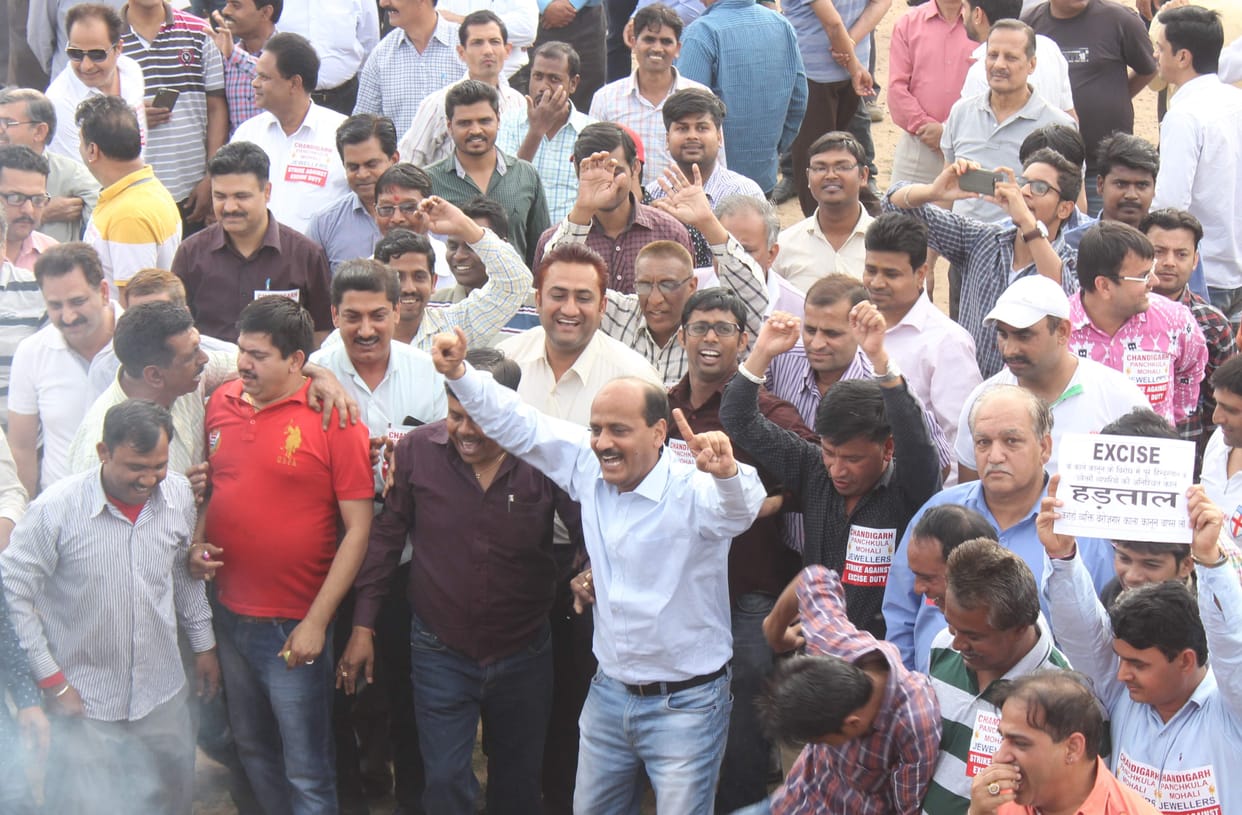 jewellers protest against finance minister, chandigarh jewellers protest, chandigarh