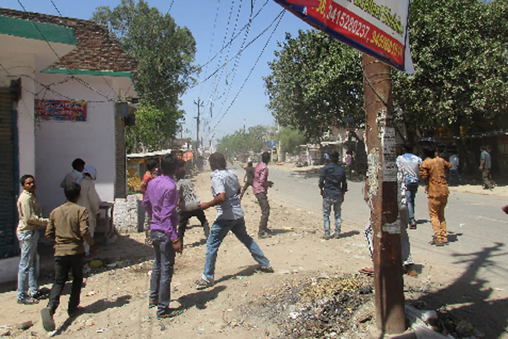 people thrown stone in motiram adda