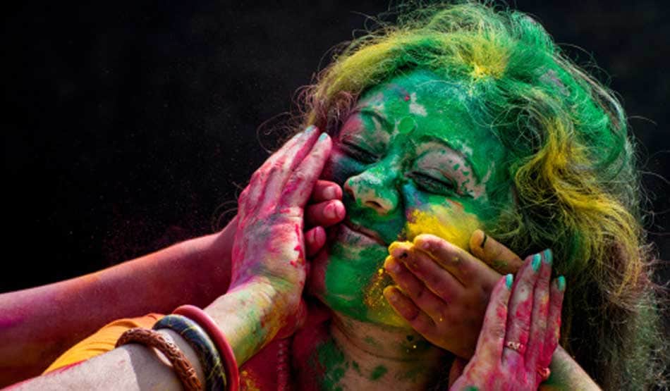 How to get rid of holi colour from your skin and face in hindi