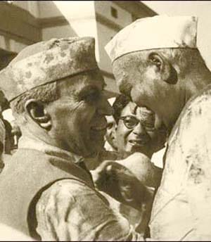 Nehru , Amitabh played the fabric tearing Holly