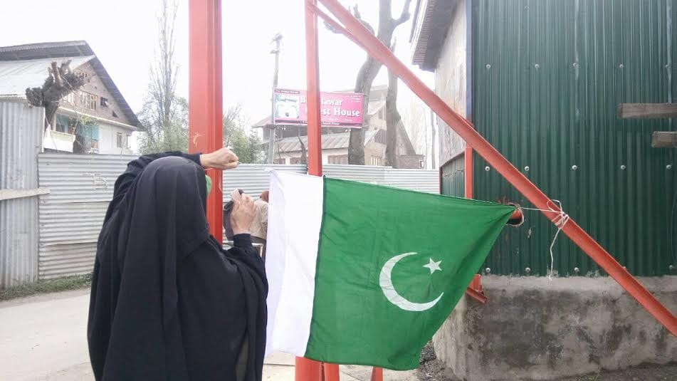 pakistani flag waved in srinagar on pakistan day