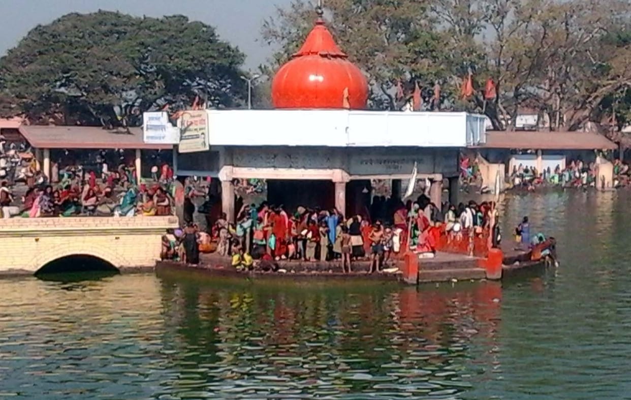 ghaat par goonje har har gange ke jayakaare