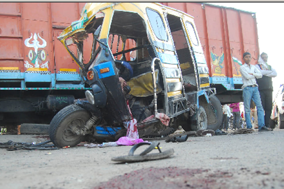 Tempo overturns child killed, five injured