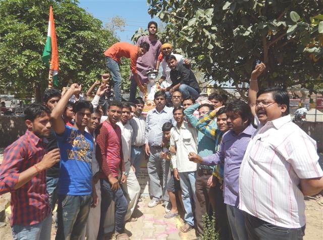 Immortal tribute to the martyrs in tears